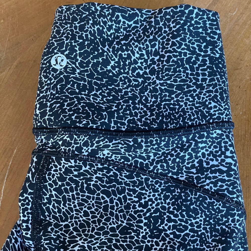Lululemon In Movement Tight 25" Everlux - Size 4 - Picture 7 of 9